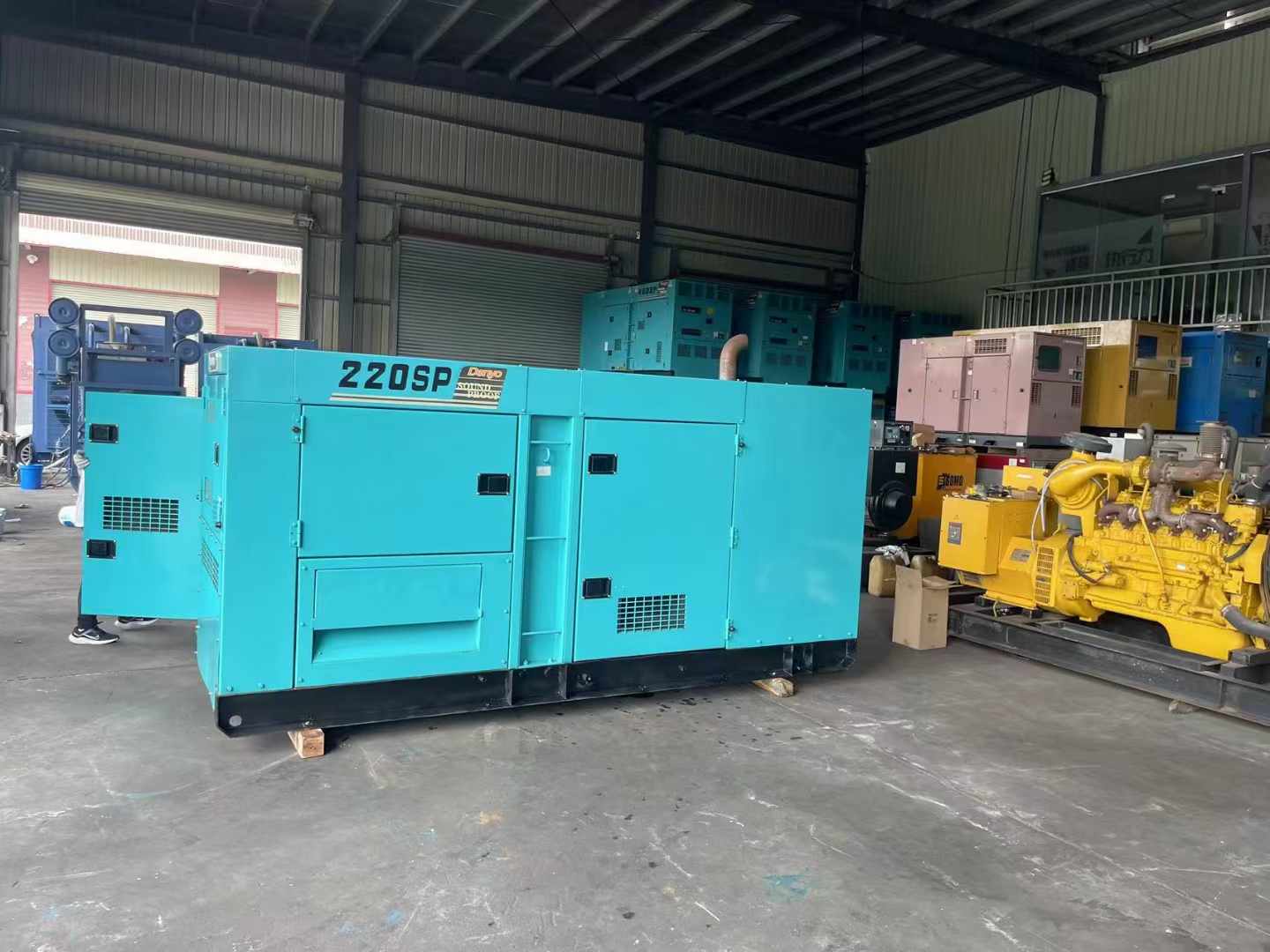 新平800kW 柴油发电机的输出电流波动范围是多少？