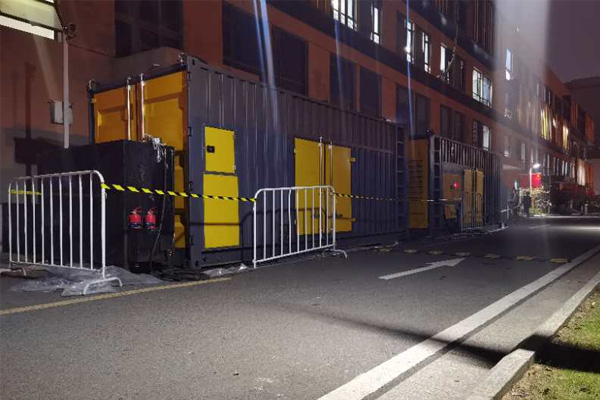 新平柴油发电机组的输出电压是如何调节的？