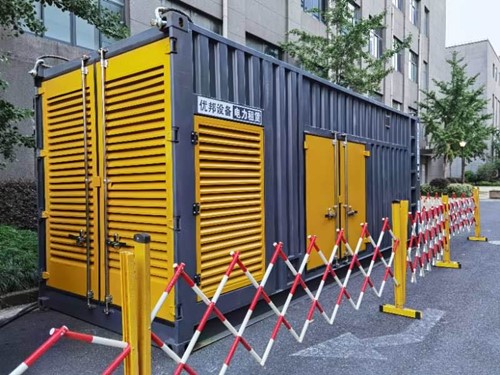 新平如何使用转速表检查发动机的转速？