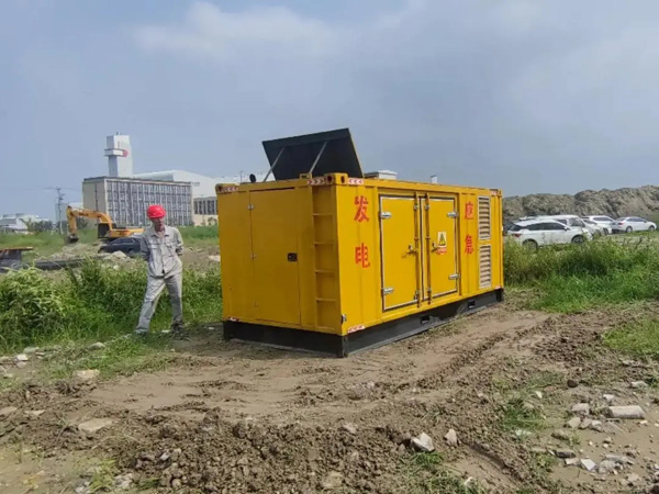 新平200KW柴油发电机机组每小时的油耗量受哪些因素影响？