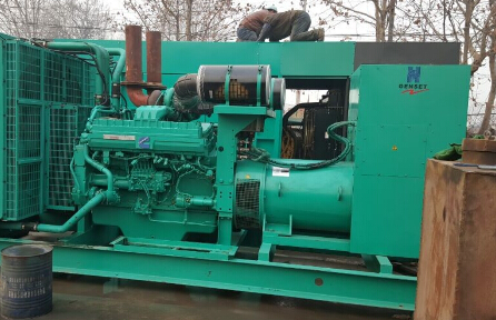 新平发电机组如何判断水冷式机油散热器内部是否需要清洗？